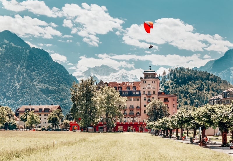 夏天在因特拉肯玩滑翔伞。这是去瑞士最受欢迎和最好的时间之一