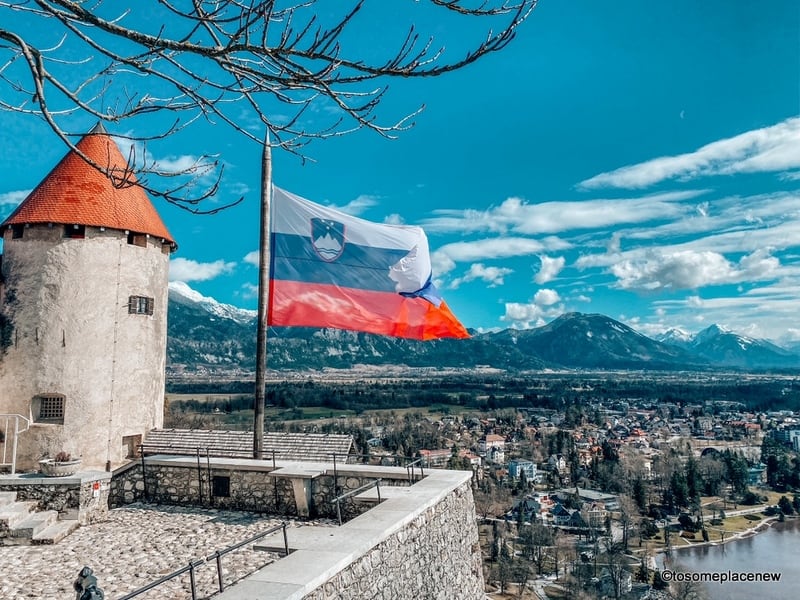 从布莱德城堡看斯洛文尼亚国旗和湖景