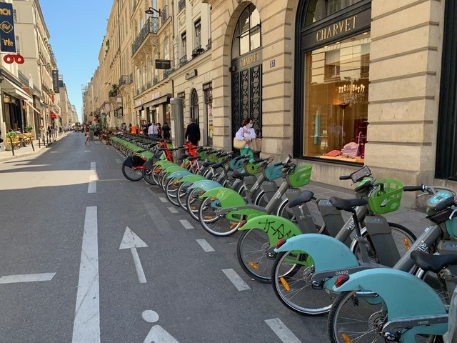 骑自行车在巴黎