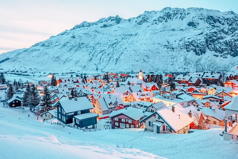位于瑞士阿尔卑斯山脉的安德马特村是一个受欢迎的冬季运动胜地