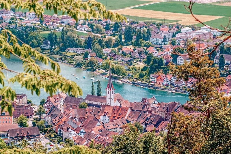 从山顶鸟瞰瑞士莱茵河岸边的历史小镇