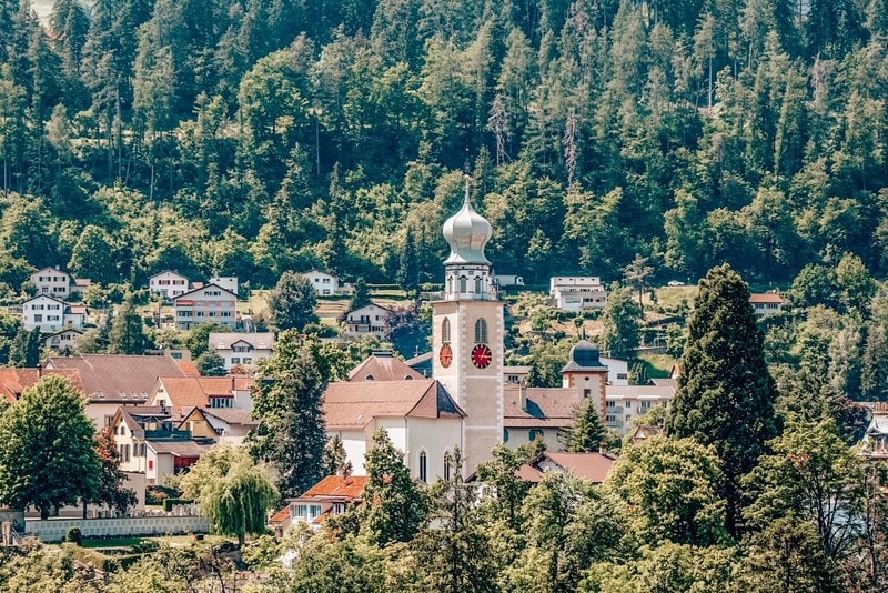 从瑞士阿尔卑斯山脉的苏西斯一座美丽的古老教堂眺望