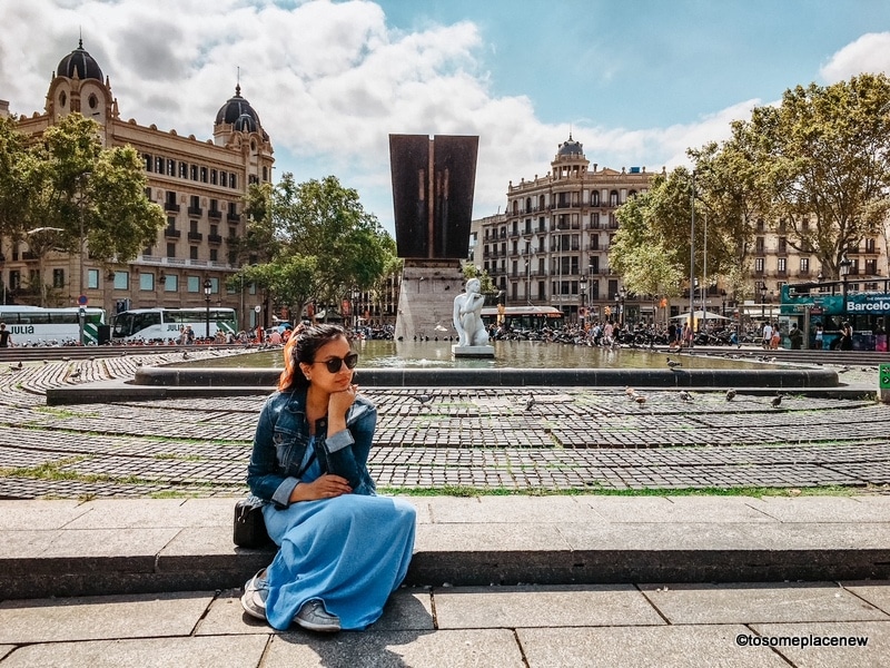 9月，坐在巴塞罗那加泰罗尼亚广场的女孩