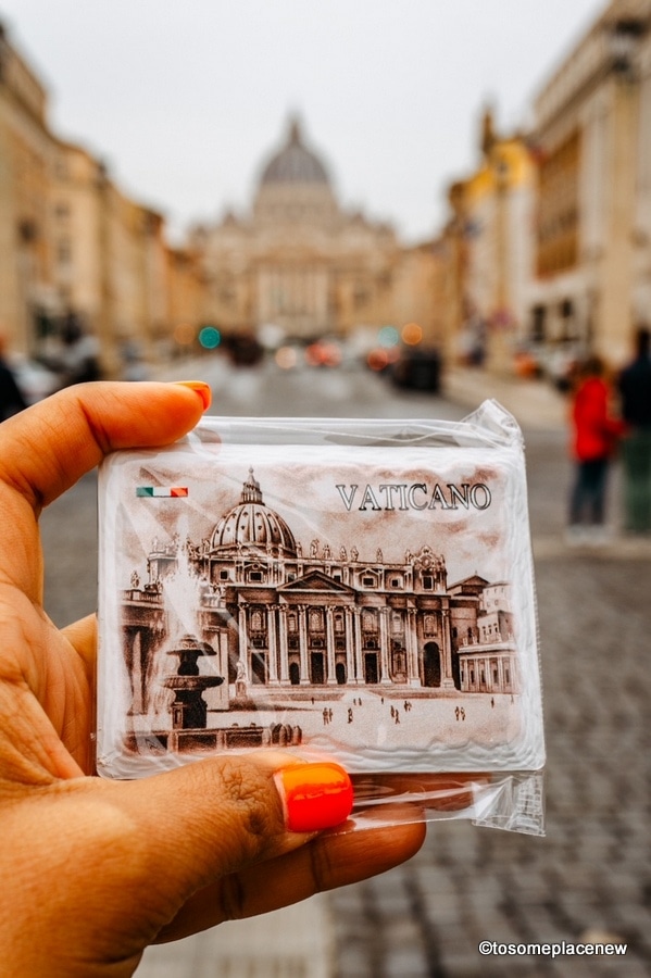 以梵蒂冈为背景的磁铁。伟大的罗马Instagram广告