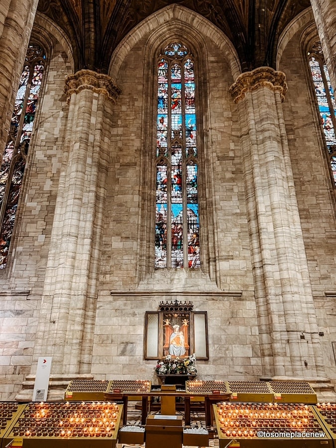 米兰大教堂的彩色玻璃窗