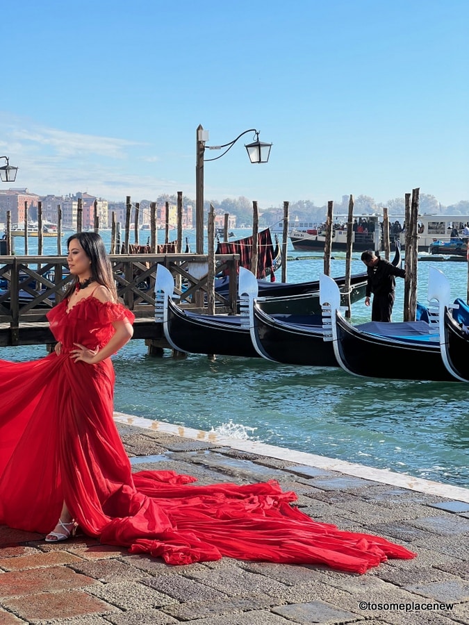 威尼斯海滨的红裙子女孩