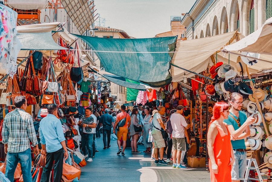 圣洛伦索市场，一个受欢迎的旅游户外市场，满是卖皮革、服装和纪念品的摊位
