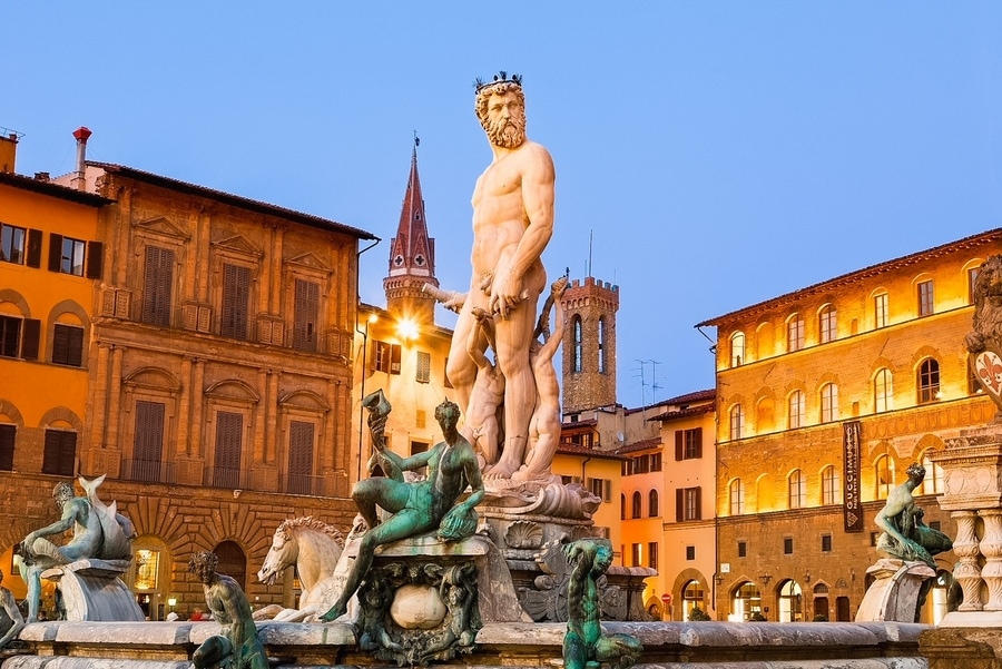 黄昏时分在Signoria广场(Piazza della Signoria)的海王星喷泉