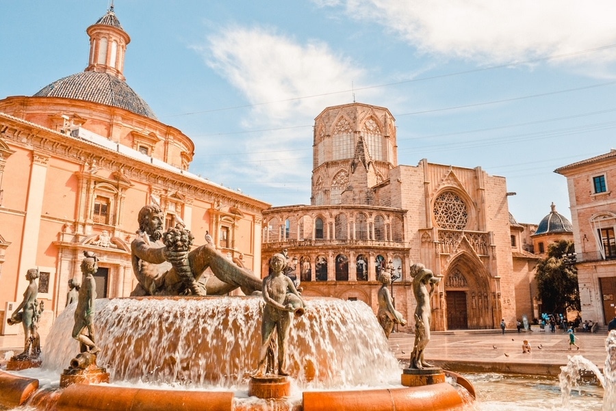 圣母广场和图里亚喷泉，被遗忘的圣母大教堂，瓦伦西亚大教堂的使徒门