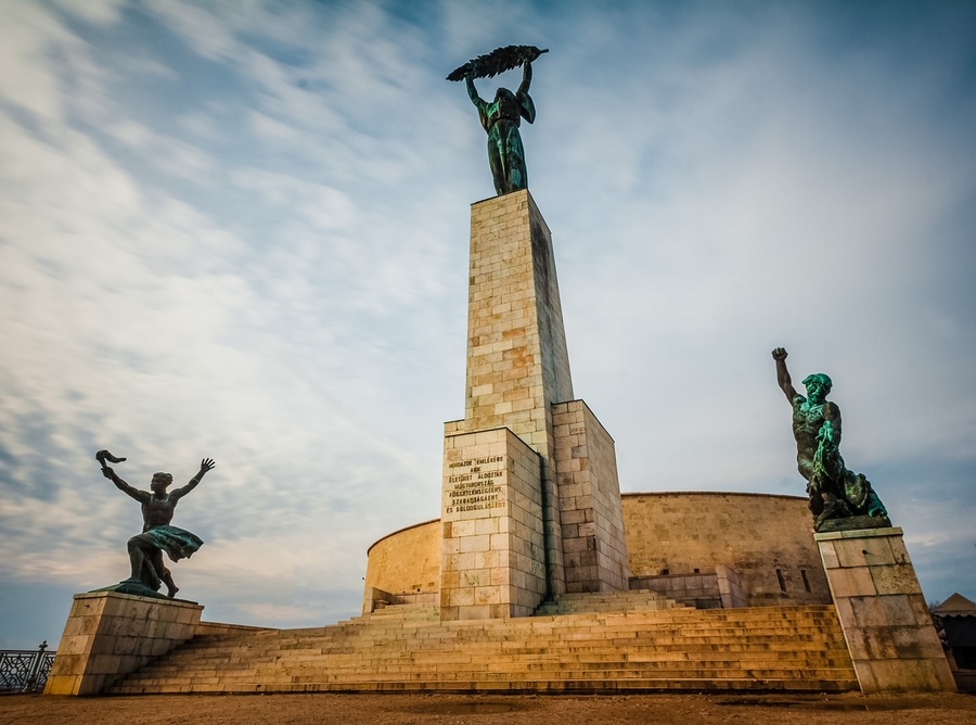 匈牙利布达佩斯盖勒特山著名的自由女神像
