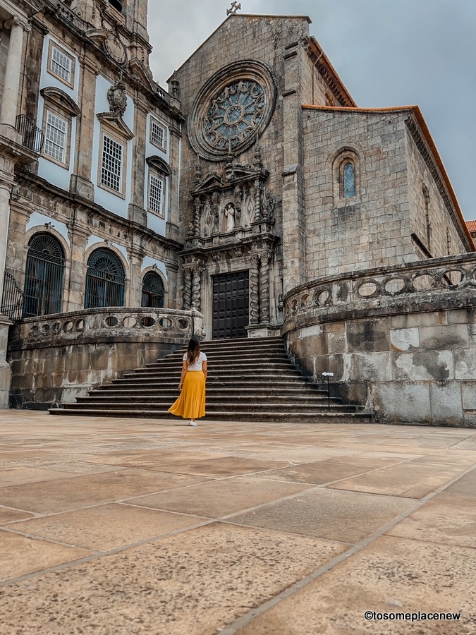 女孩站在波尔图的Igreja de São Francisco前面
