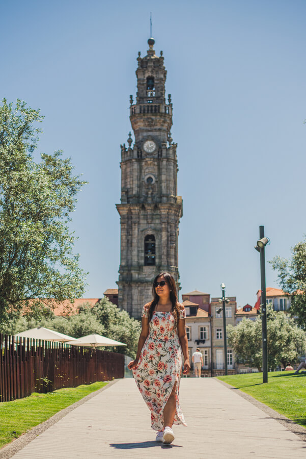 站在葡萄牙波尔图Torre dos Clerigos前的女孩