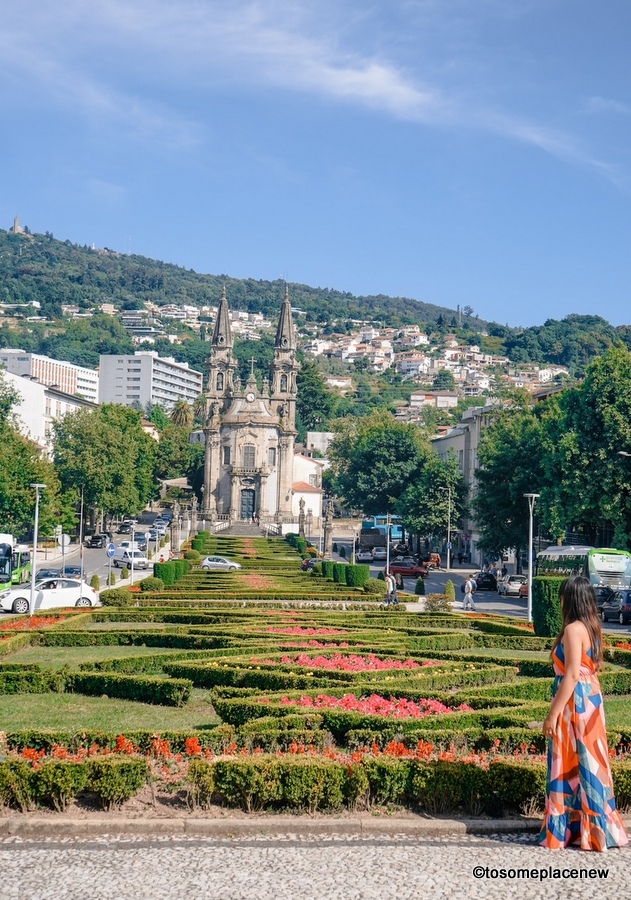 老城共和国广场的女孩Guimarães葡萄牙