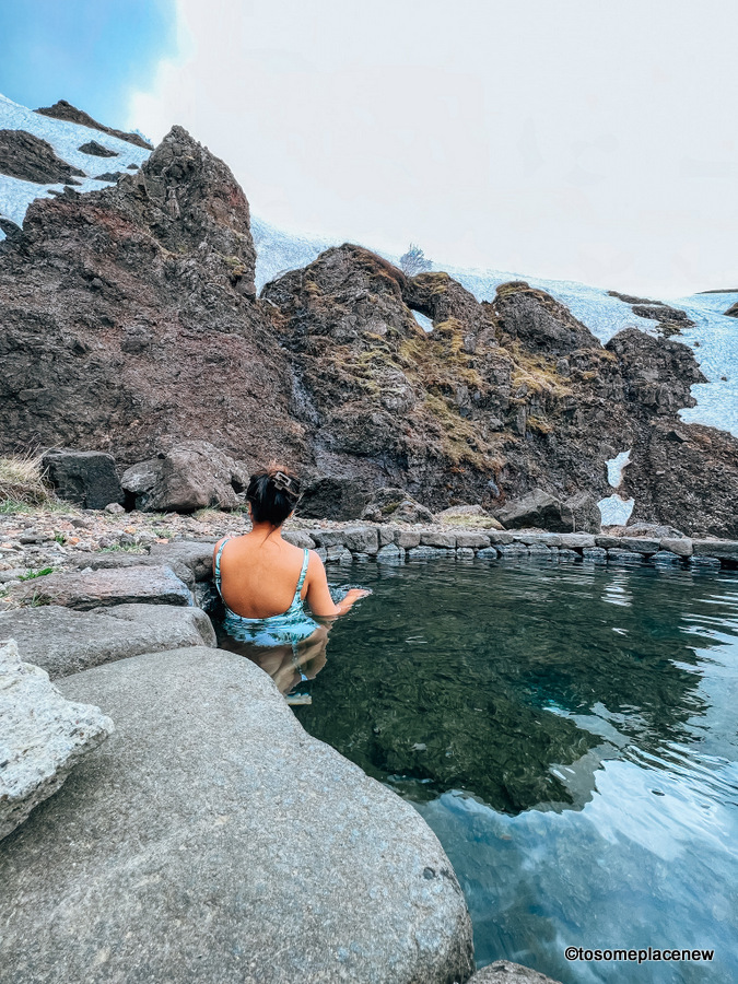冰岛Husafell峡谷浴场的女孩