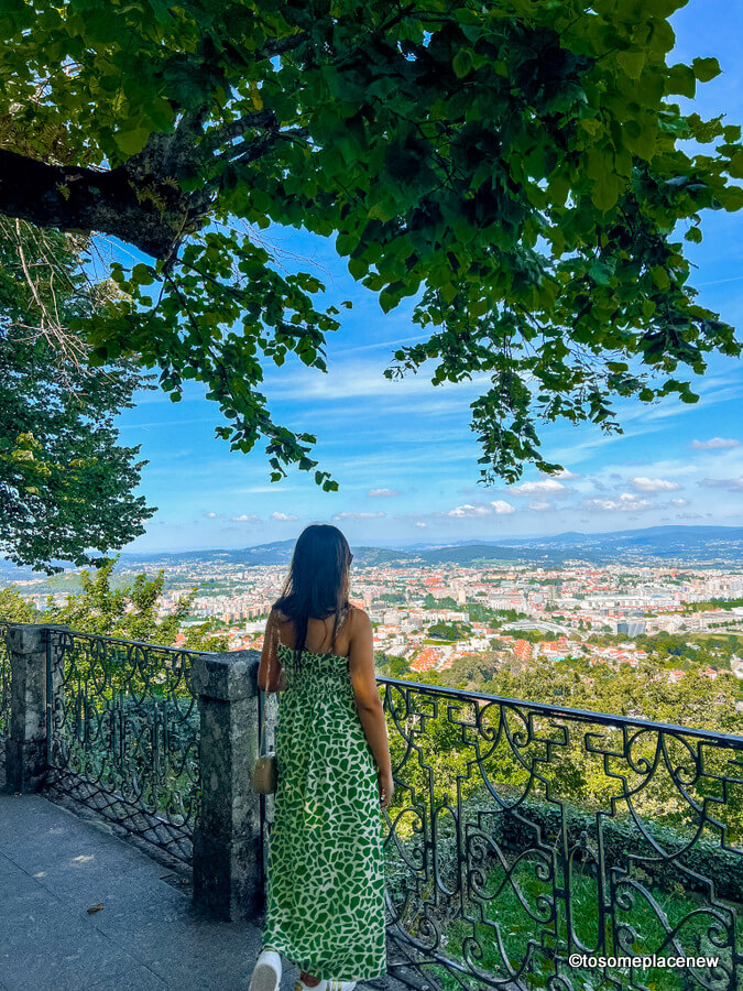 在埃斯皮尼奥山上，女孩沉浸在布拉加的美景中
