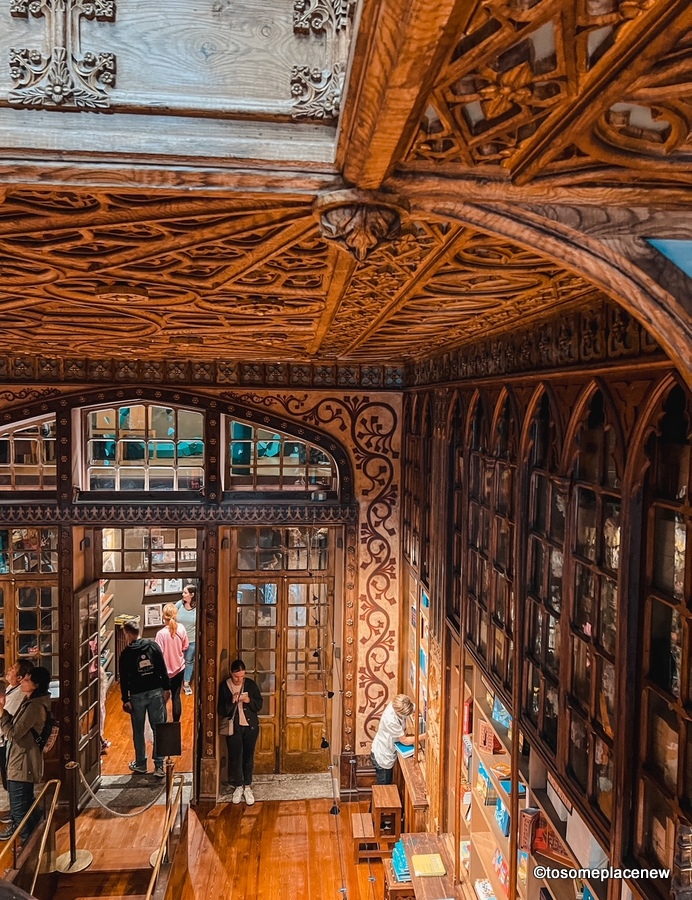 Livraria Lello Porto的天花板和墙壁上的木制品
