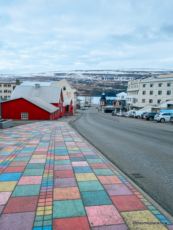 Akureyri市中心和街道壁画的景观