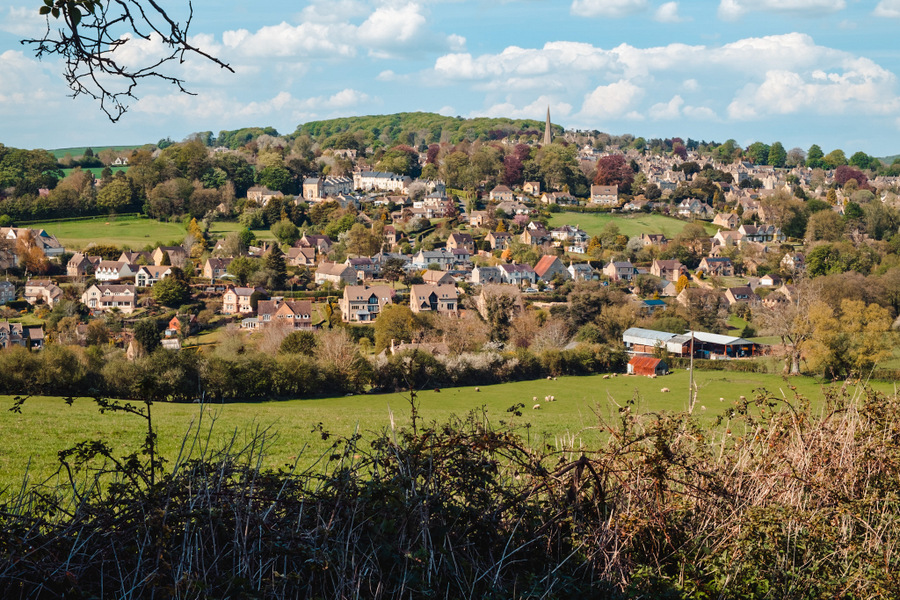 风景如画的Painswick，位于英国格洛斯特郡的科茨沃尔德旅游目的地小镇bob娱乐游戏平台