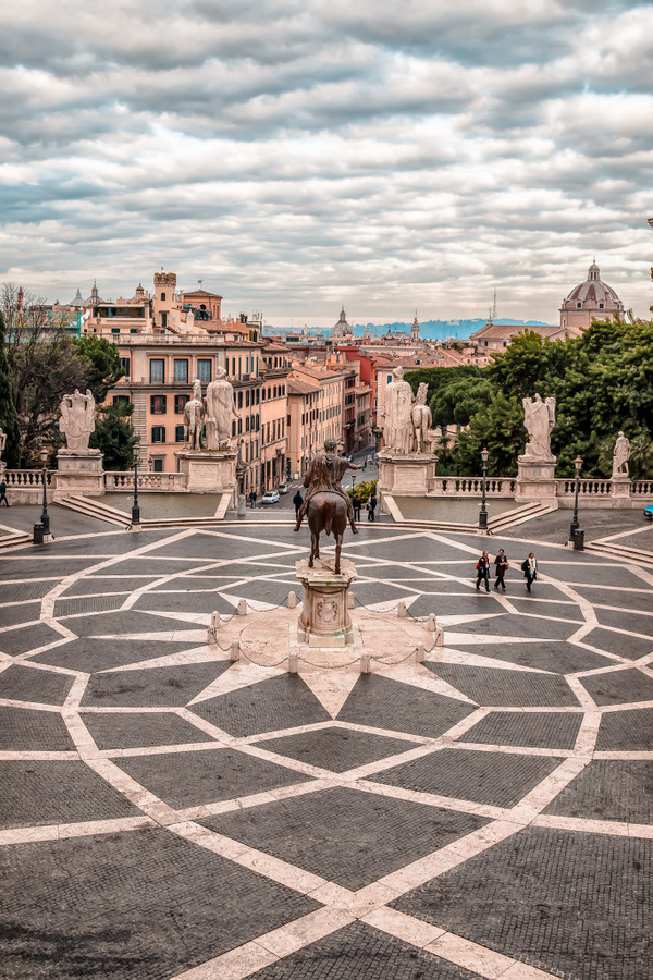 意大利罗马的坎皮多格里奥广场和马可·奥勒留雕像。
