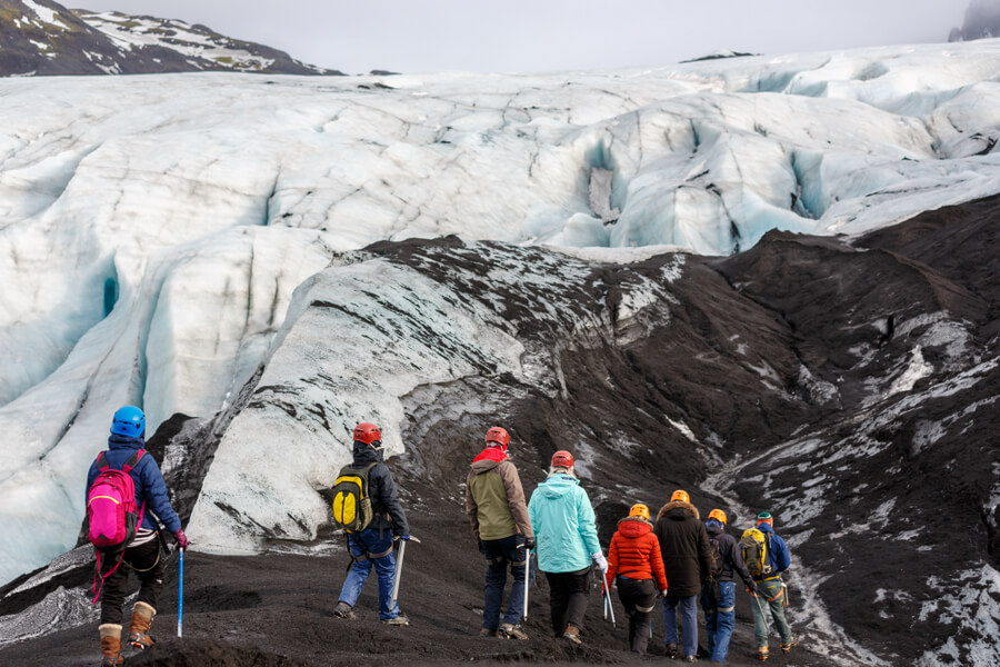 一群徒步旅行者在冰岛南部海岸旅游