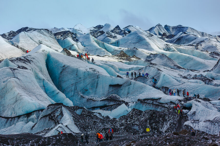 在有导游的陪同下徒步游览索尔海玛冰川。冰岛南海岸