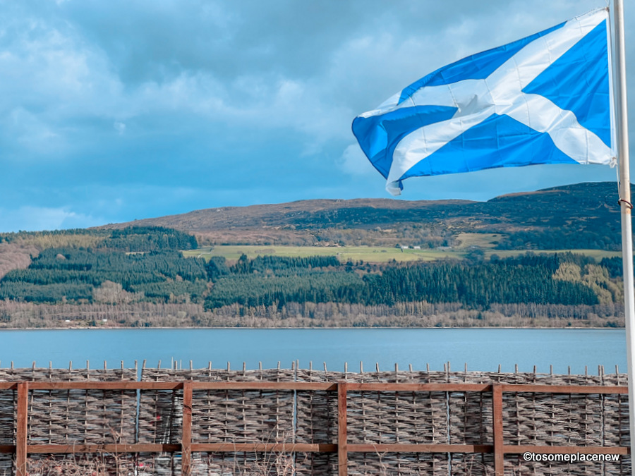 苏格兰的旗帜和尼斯湖的景色